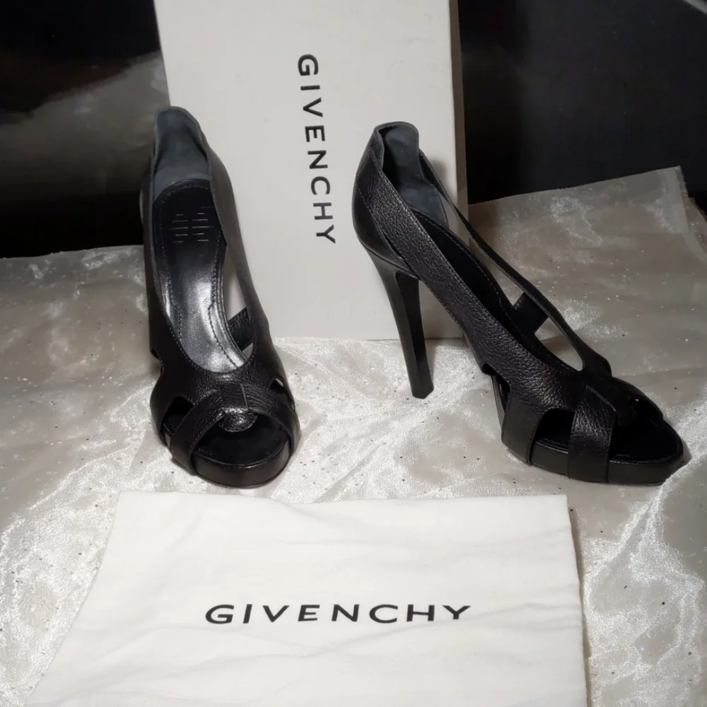 Givenchy Black Malabar Heel - Picture 1 of 14